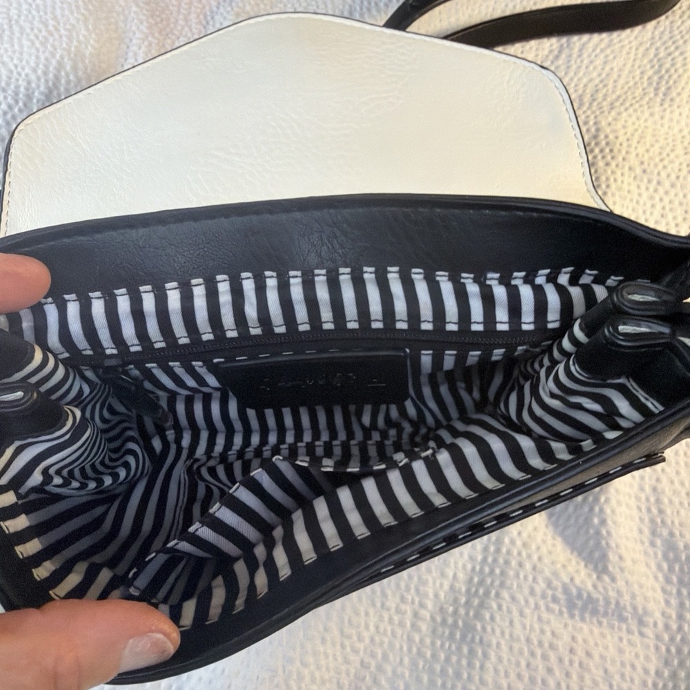 Charming Charlie Black And White Color Black Crossbody Bag - Picture 3 of 7